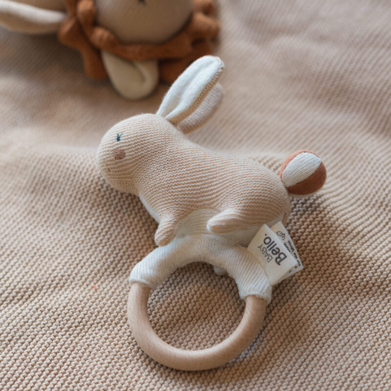 Beißring / Rassel mit Holzring "Rosy der Hase"